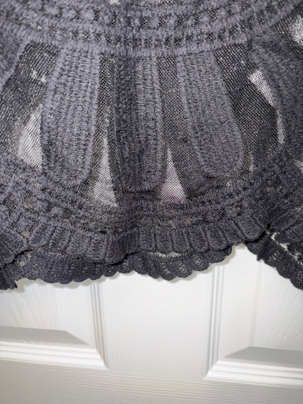 💞 Women's Black Cropped Lace Overlay Top NEW in Package - Picture 5 of 6